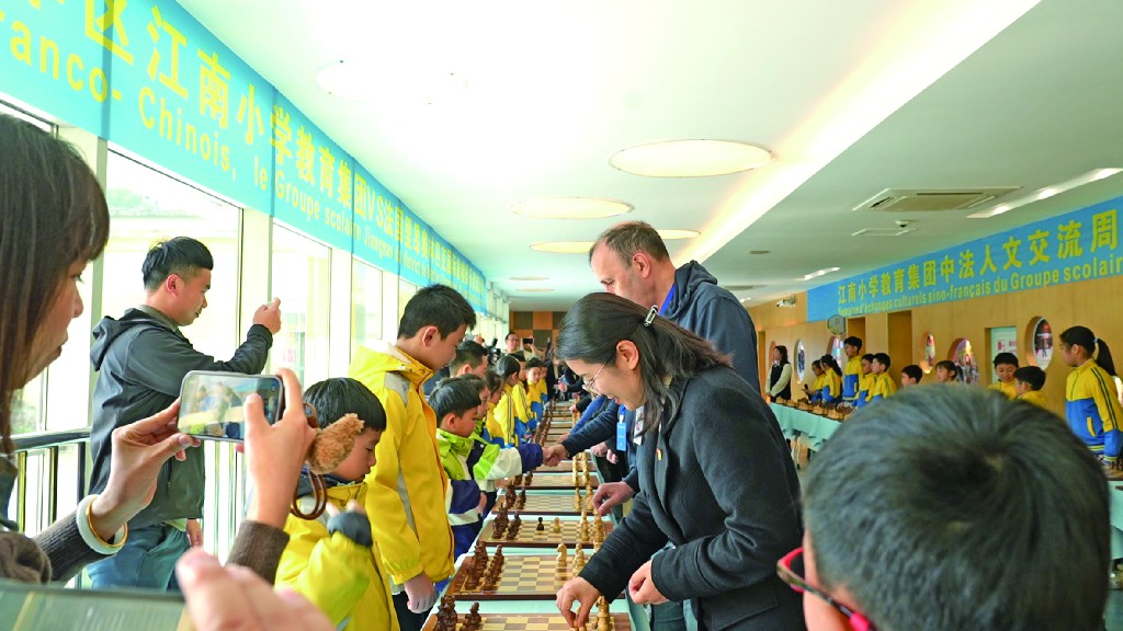 黑白棋盘架起跨国友谊桥 江南小学中法人文交流周启幕——全国金奖校以棋为媒绘就中外交流新篇章.jpg