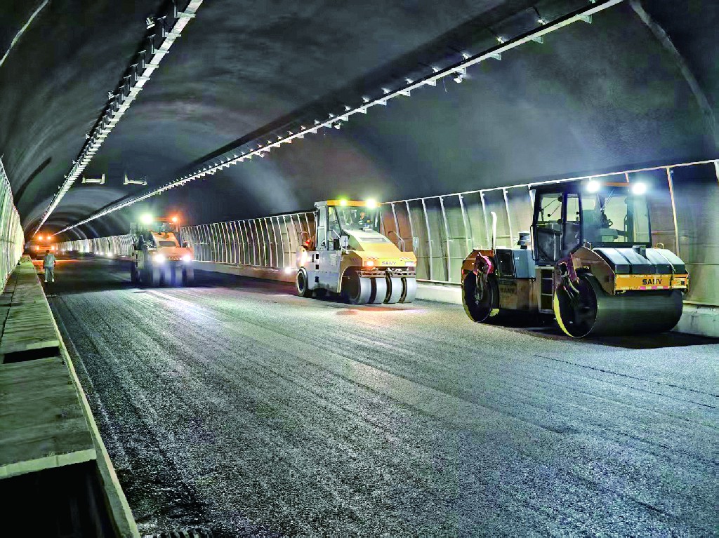 江南隧道沥青路面铺筑完成 重庆东站配套交通建设迎来新突破.jpg