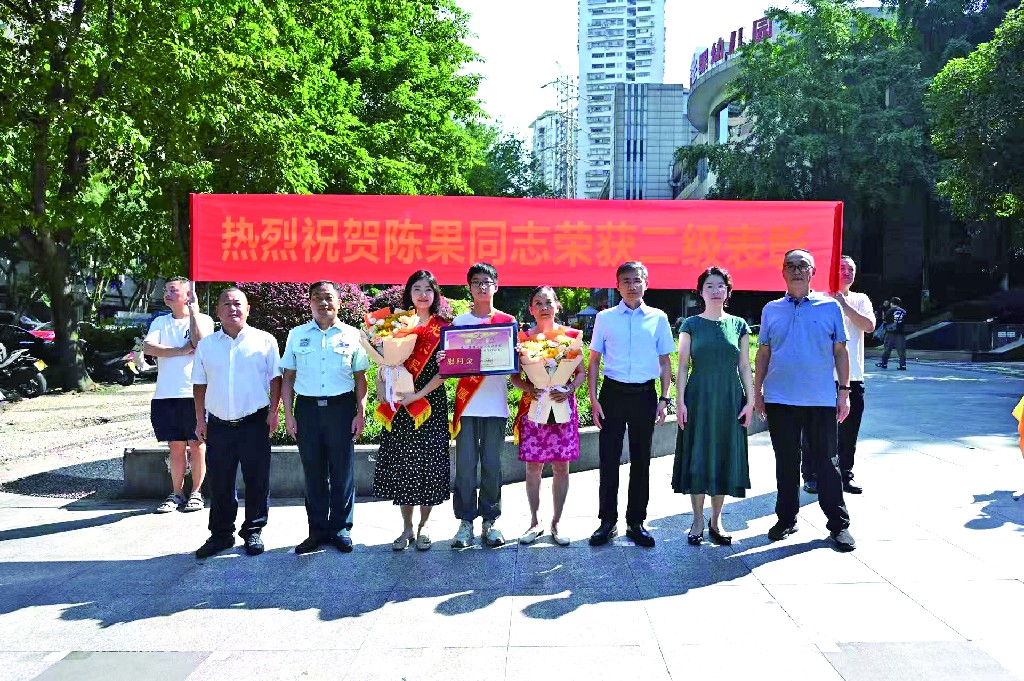 砺剑长空载誉归 南岸籍飞行员再添荣光.jpg