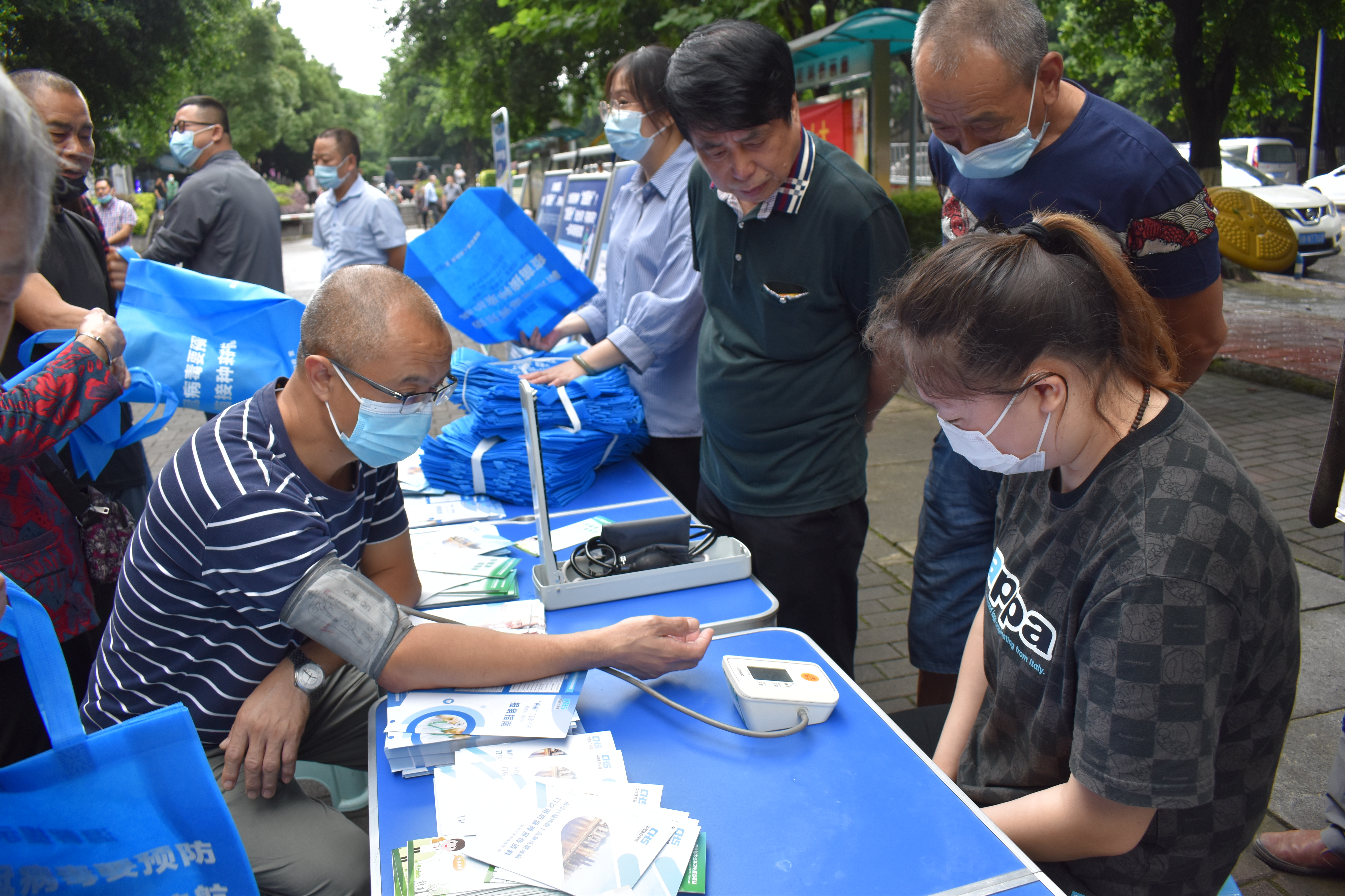 鸡冠石镇开展新冠疫苗接种专项宣传活动暨国家基本公共卫生服务宣讲