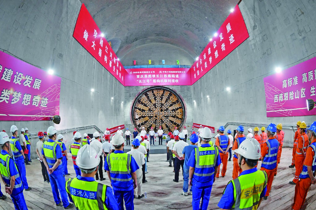 “万里长江高铁第一隧”穿江段贯通 重庆站至重庆东站开通更进一步.jpg