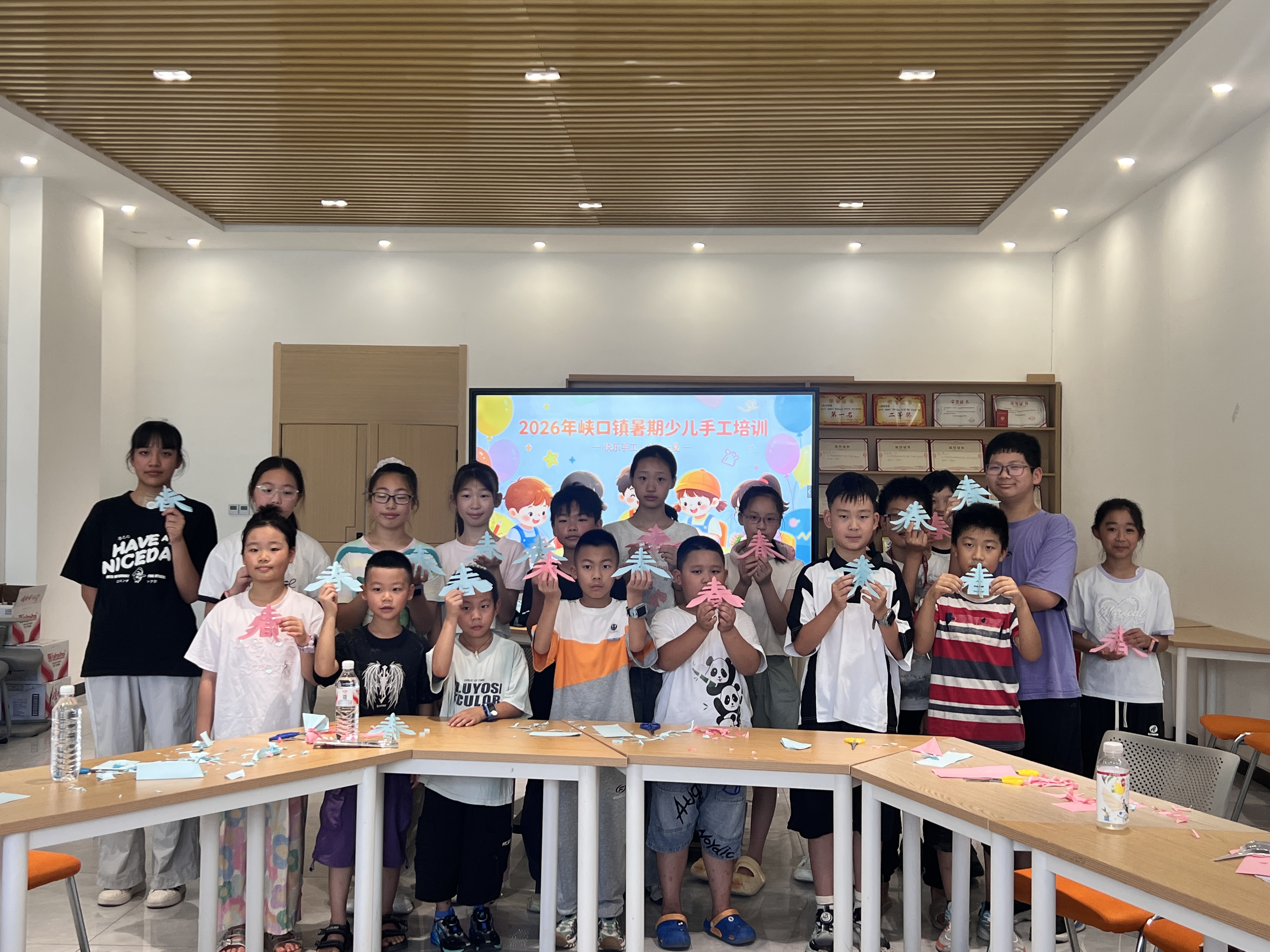 峡口镇开展暑期少儿手工培训活动1.jpg