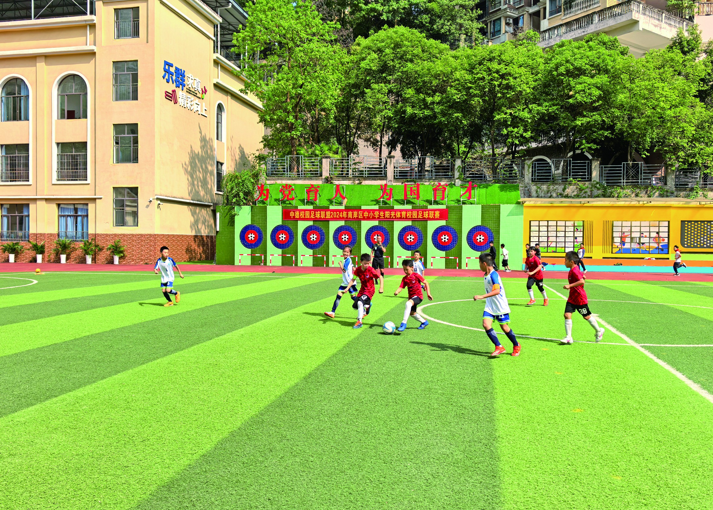 足球小将们在赛场上奋力拼搏。.jpg