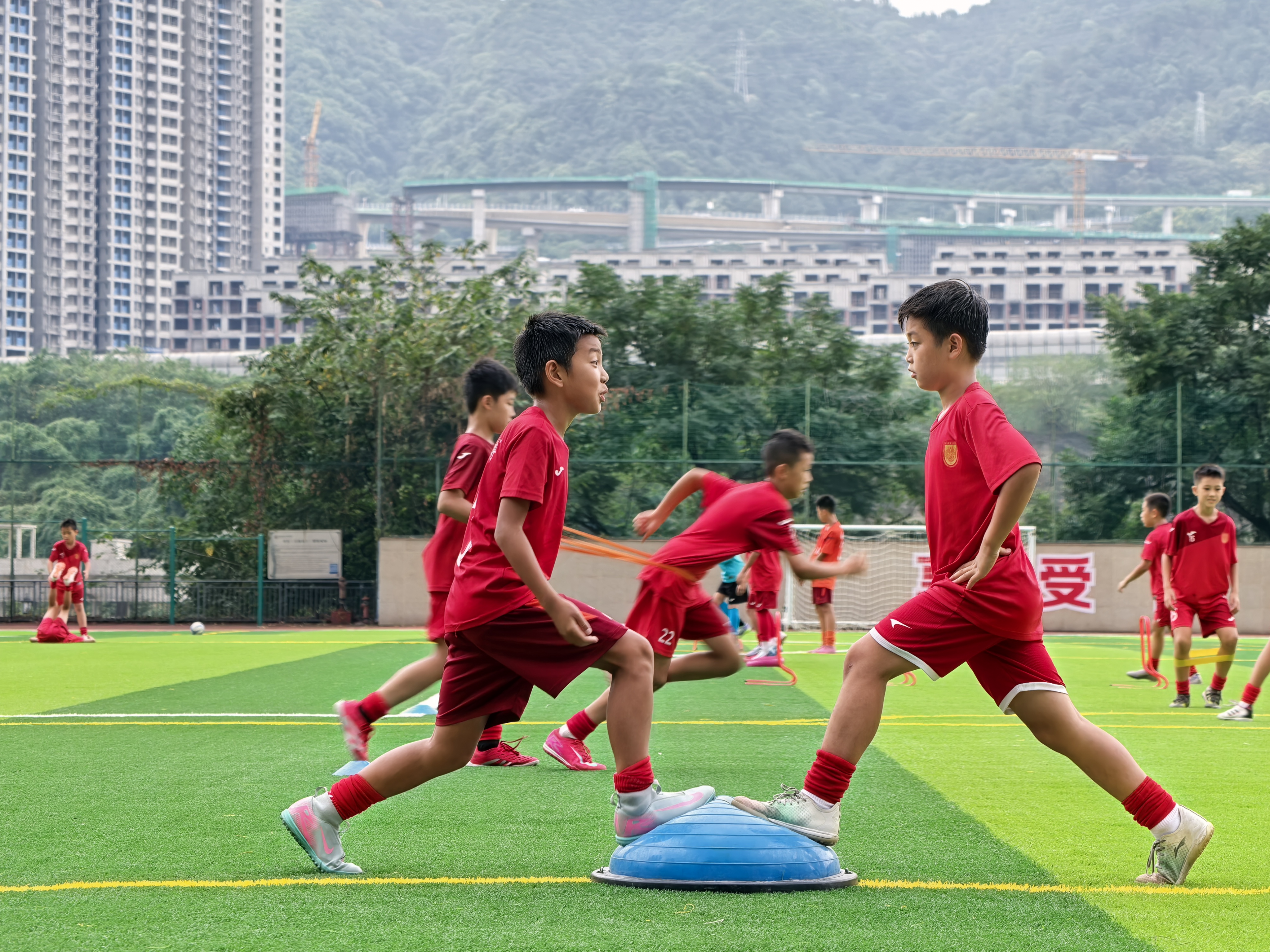 “渝超”半数以上球队有“南岸身影” 足球“造梦营”.jpg