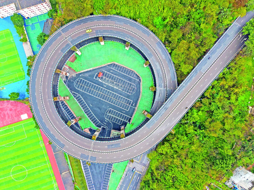 网红转转桥下 荒地变身停车场.jpg