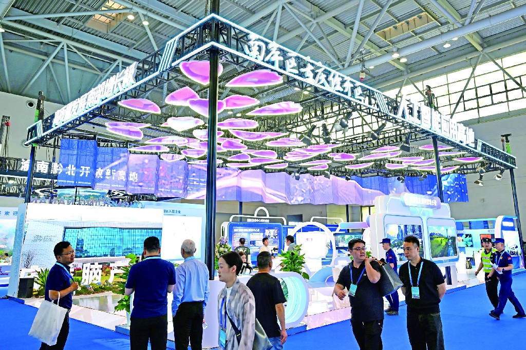 南岸区重庆经开区展台亮相第八届西洽会.jpg