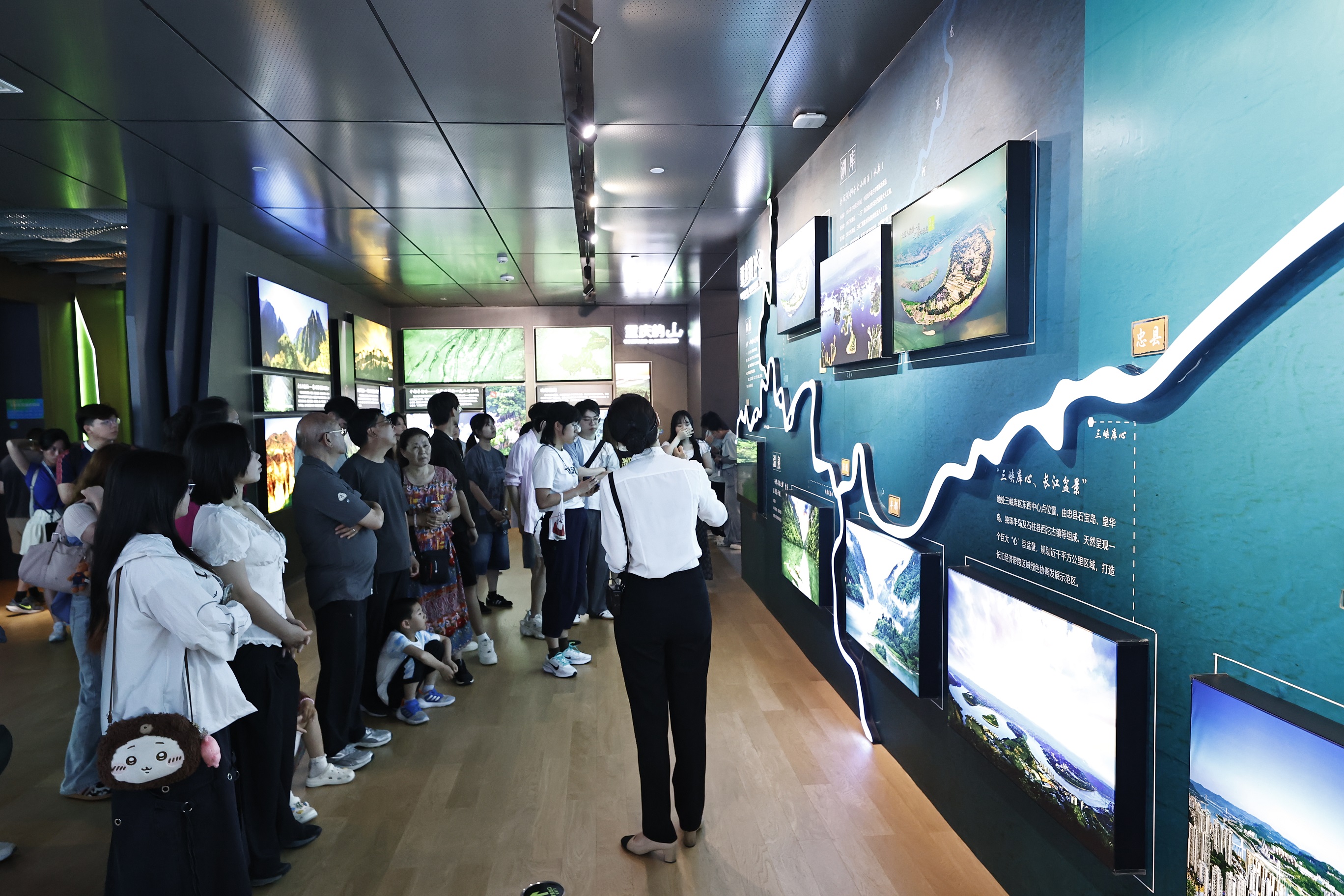 香港新闻专业大学生 暑期夏令营走进南岸.jpg