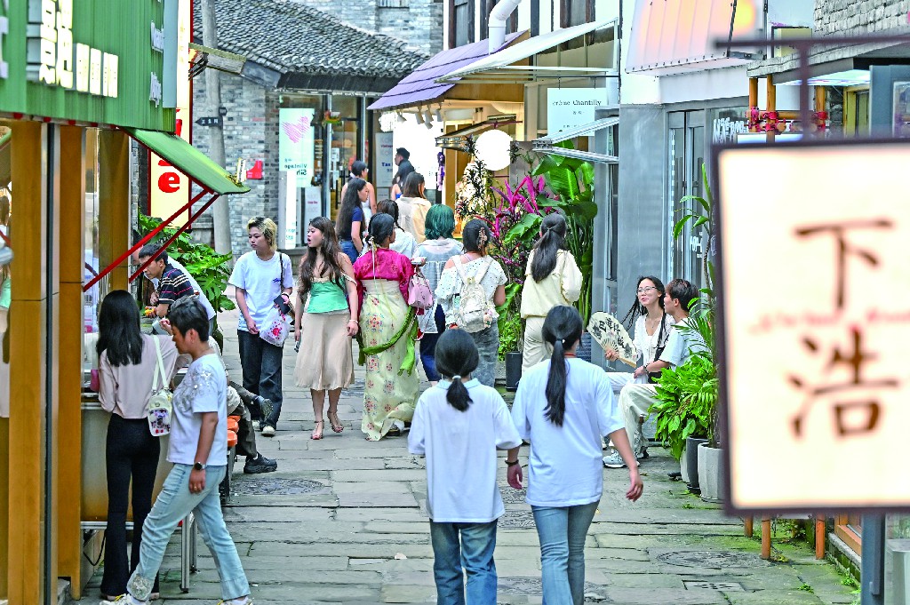 南岸暑期游人气渐旺.jpg