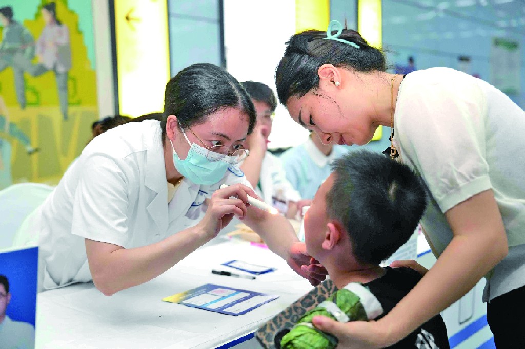 健康快线驶入轨道交通南坪站 名医义诊服务市民.jpg