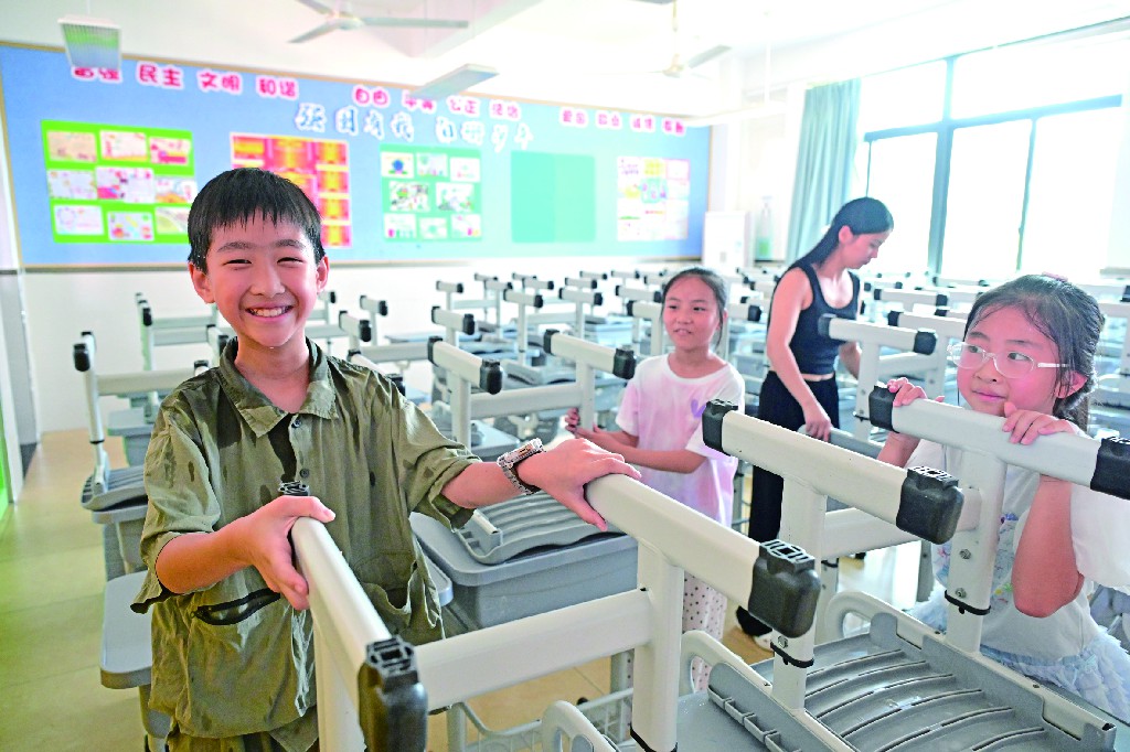 师生齐动手 整洁校园迎开学.jpg