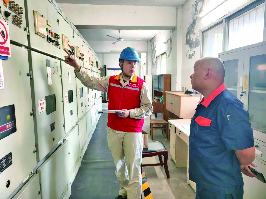 国网重庆市南供电公司:电力护航“开学季”.jpg